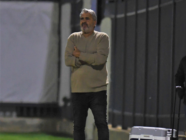 לא הגיע לאימון. המאמן אלי כהן (אבי רביבו)